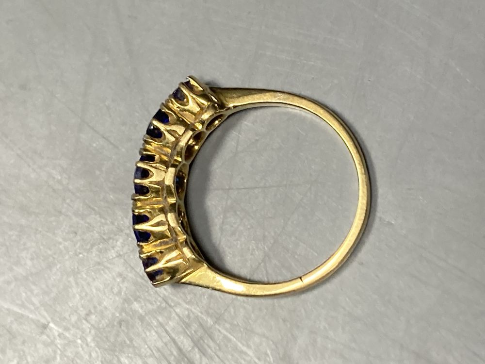 An 18ct and plat. graduated five blue stone doublet half hoop ring, size L, gross 3.1 grams.